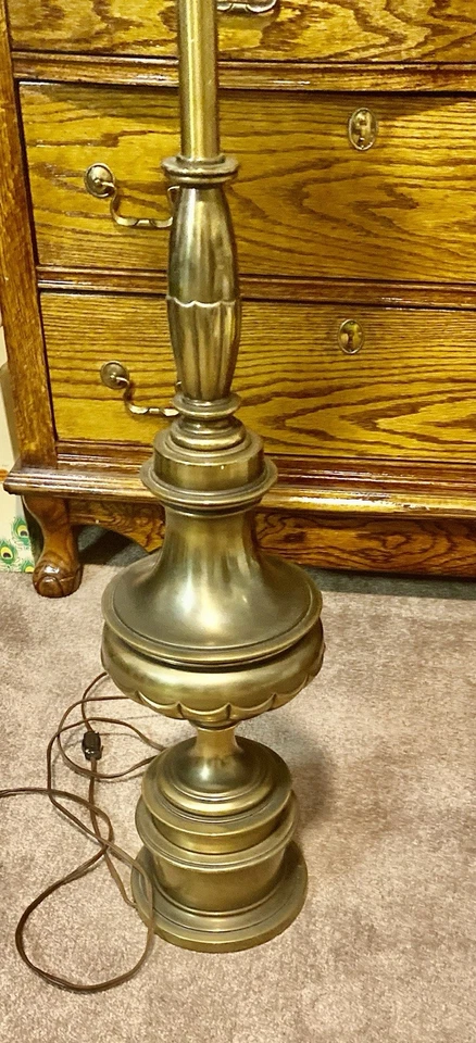 Lámpara antorcha Mid-Century de latón rígido 3 vías 36 1/4" de alto - pantalla de vidrio de leche Foto 4 de 4