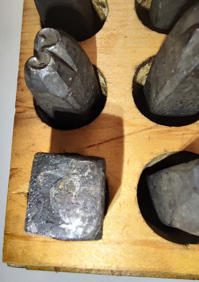 Antiguo juego de punzones/estampillas con números de acero en estuche de madera encajado Foto 4 de 4