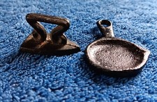 Vtg 2 Cast Iron Miniature Frying Pan Flat Iron Kitchen Lot Dollhouse Toy