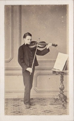BREMEN DEUTSCHLAND CDV BENANNTER JUNGE SPIELT GEIGE MUSIK VIKTORIANISCHES FOTO