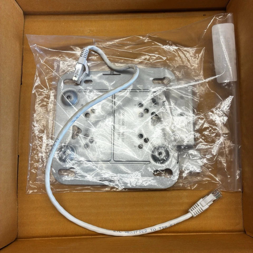 Cisco Aironet 3702i Wireless Access Point AIR-CAP3702I-Z-K9 AP w/ Bracket - Image 4 of 4