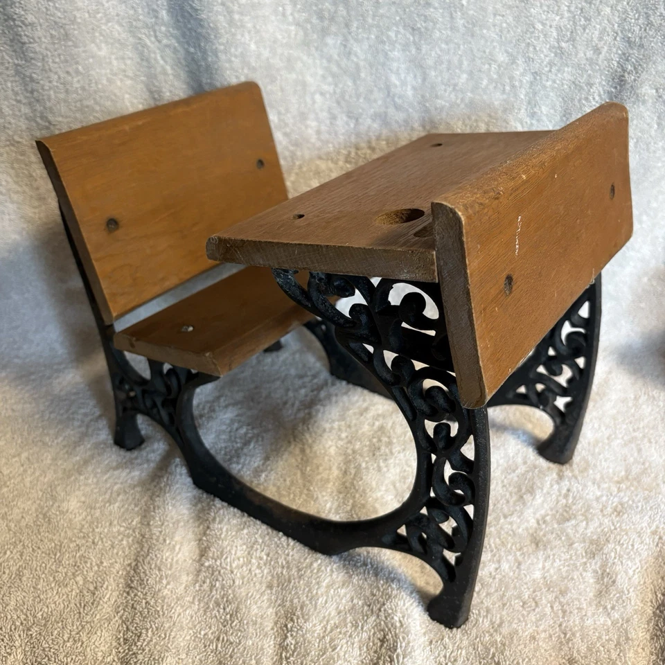 American Girl Doll Pleasant Company Samantha Escritorio Escolar Hierro Fundido Madera Retirada Foto 2 de 4