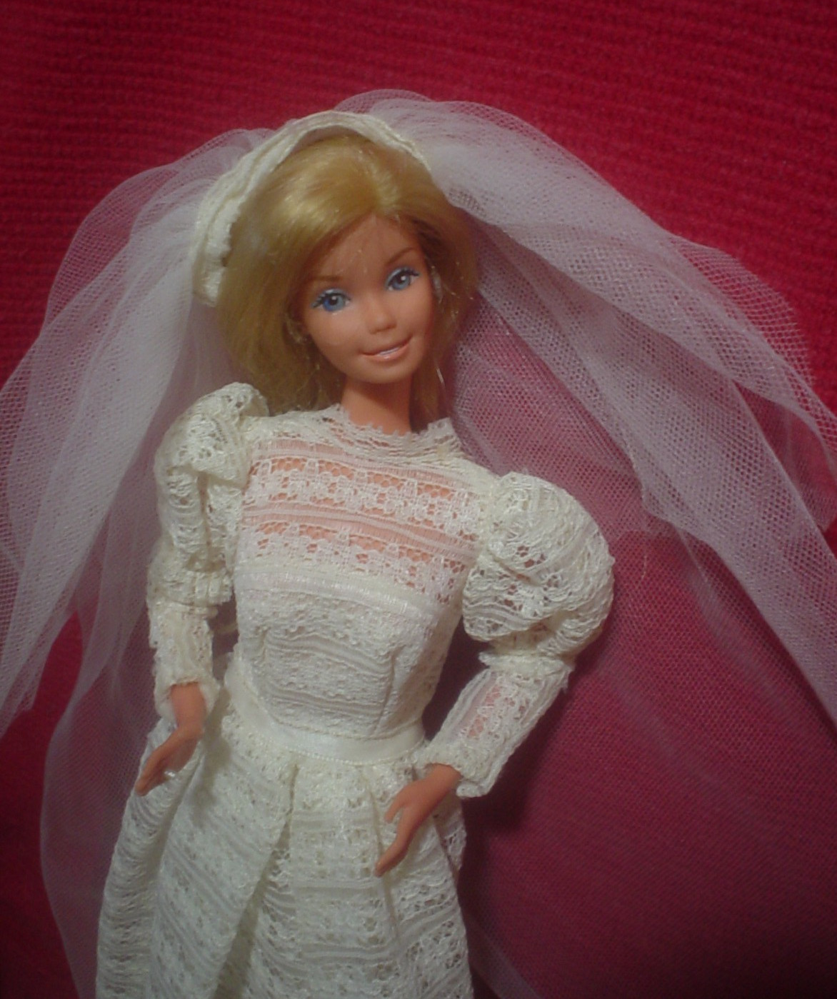 GORGEOUS 1976 BEAUTIFUL BRIDE SUPERSTAR & GOWN /VEIL Vintage Barbie Doll CLOTHES