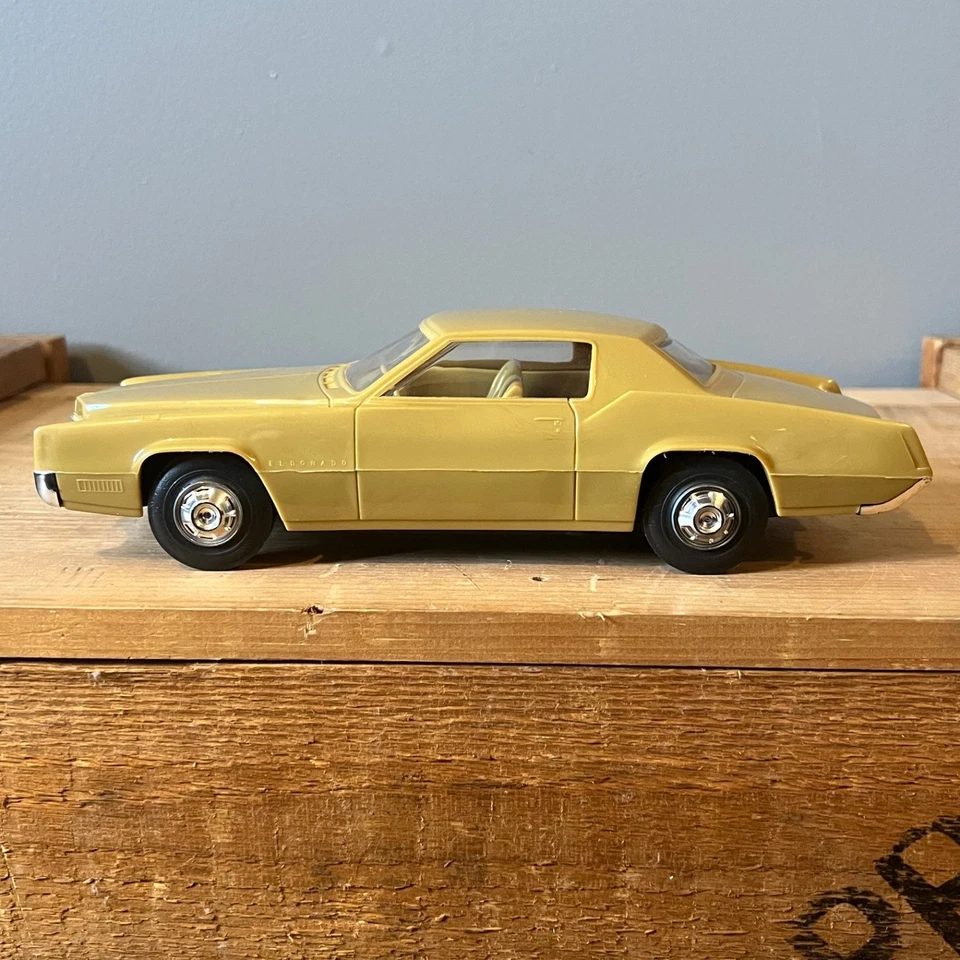 Coche modelo vintage amarillo Aurora Processed Plastic Co. Eldorado EE. UU. Foto 4 de 4