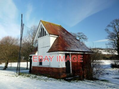 FOTO CRICKET PUNKTZAHL HÜTTE NAHE HAUS AM RANDE DES ALTEN CRICKETPLATZ DIREC