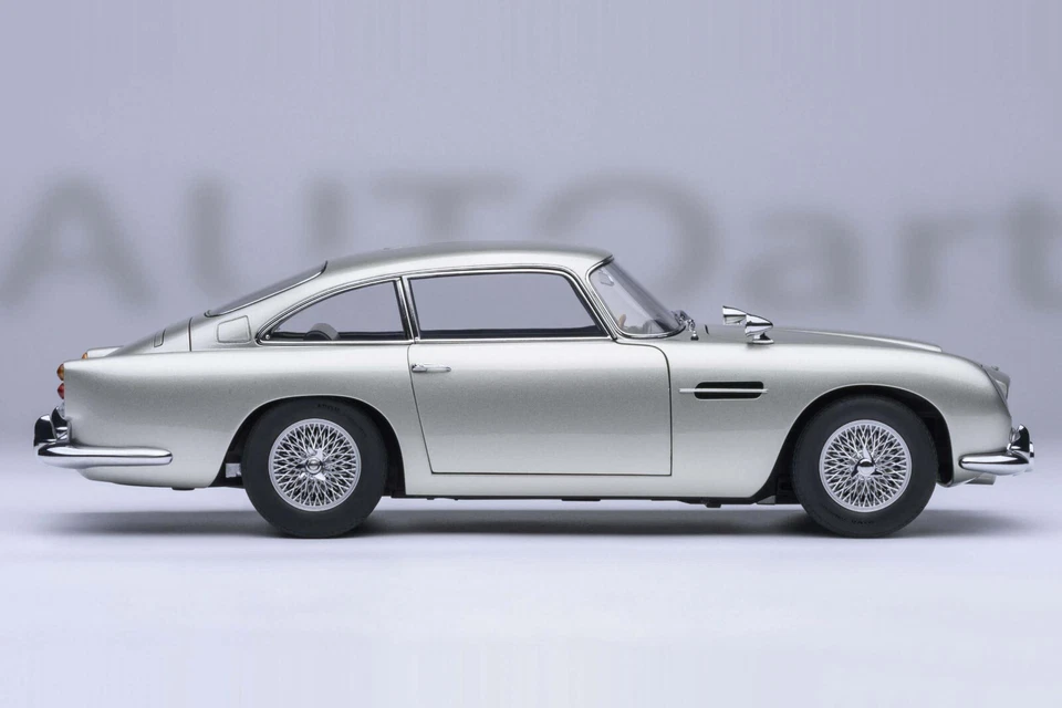 AutoArt Aston Martin DB5  "Goldfinger" (with Weapons) Silver 1964 1/18. 70296 - Photo 4/4