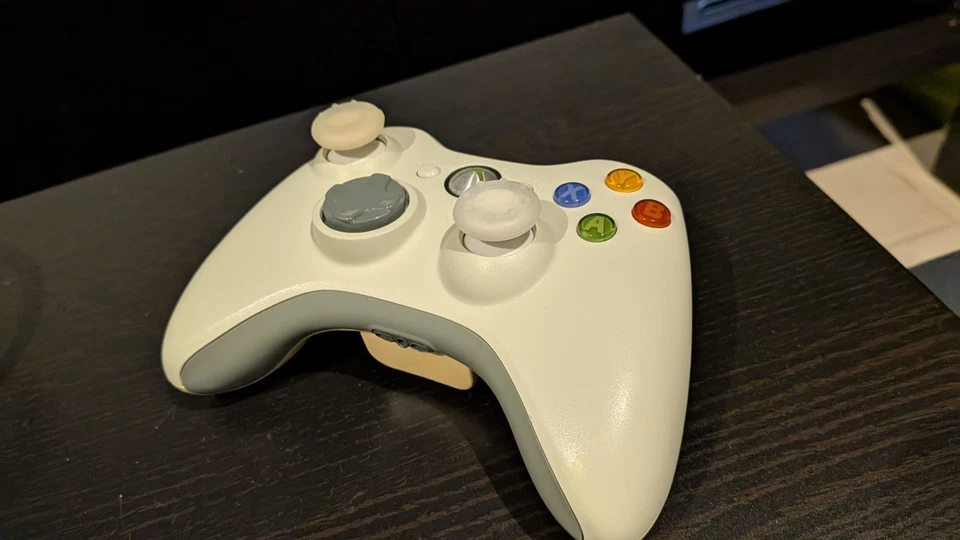 Xbox 360 Arcade bianca + 2 pad con 50+ giochi - Immagine 3 di 4