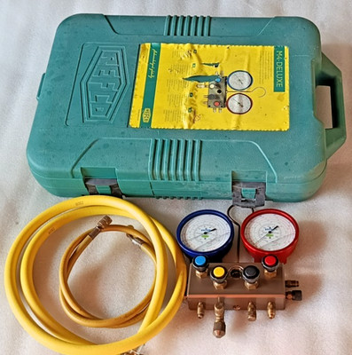 REFCO M4-DELUXE REFRIGERATION GAUGE MANIFOLD SET WITH 2 HOSE AND CARRY CASE.