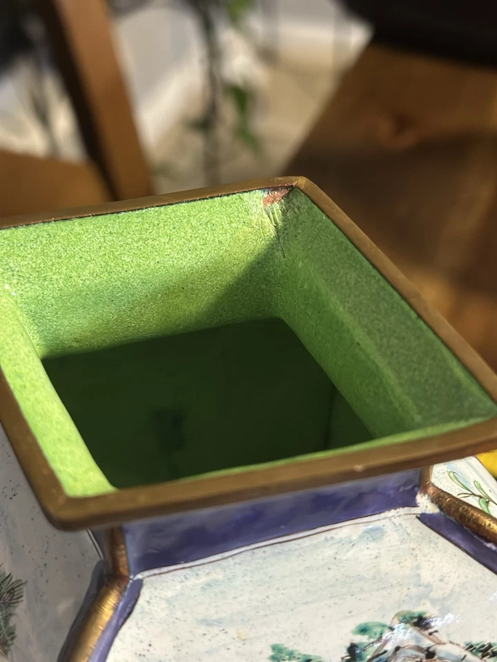 Jarrón hexagonal floral y pavo real estilo cloisonné vintage con ribete de bronce Foto 4 de 4