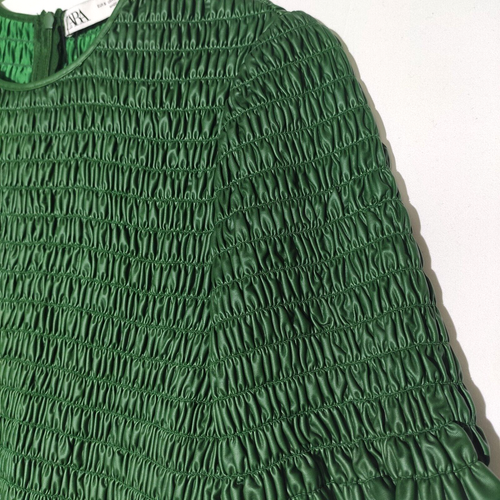 Top Zara imitación cuero/PVC manga corta, verde, elástico, plisado - talla S - Imagen 6 de 13