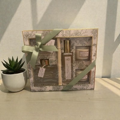 MG Studios Vanilla Sandalwood Home Fragrance Gift Set Diffuser Candles Spray NEW