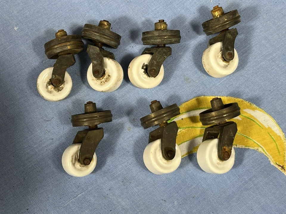 7 ruedas giratorias antiguas de porcelana y latón con ruedas de cerámica blanca Foto 2 de 2