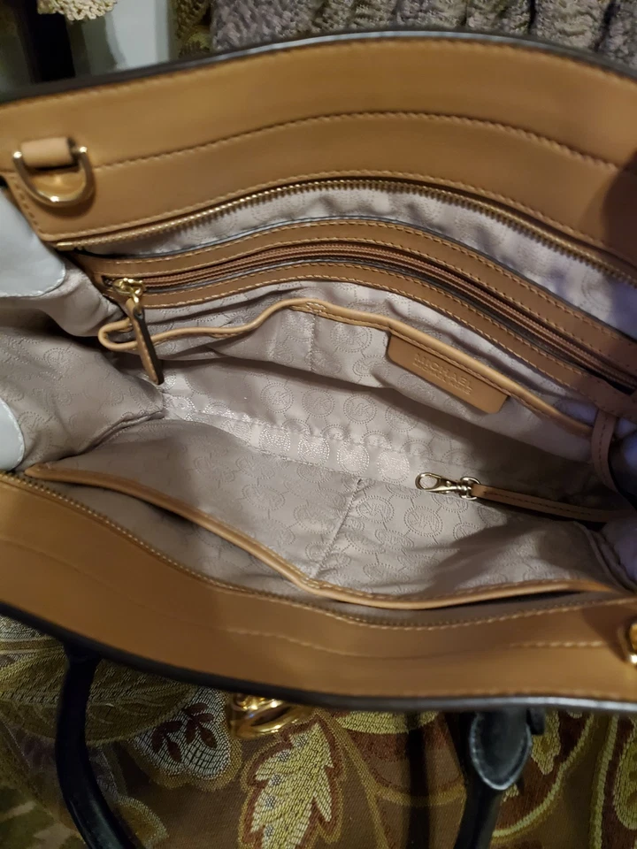 Michael Kors Hamilton Leather Travelers Bag Tan/White/Black - Image 3 of 4