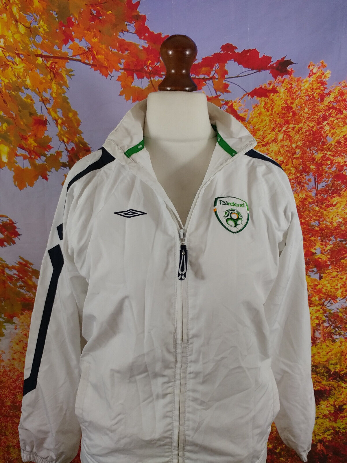 Republic of Ireland Umbro white full zip Football Jacket. UK boy's age 12 image 6