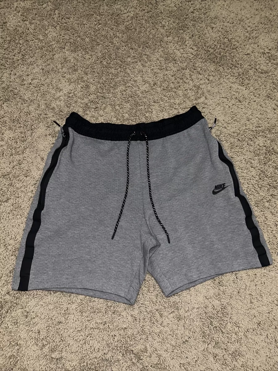 Nike tech fleece shorts jimmy jazz hotsell