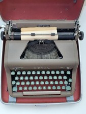 VINAGE ROYAL Quiet DeLuxe Typewriter Mid 50s w/Carrying Case Excellent Condition thumbnail