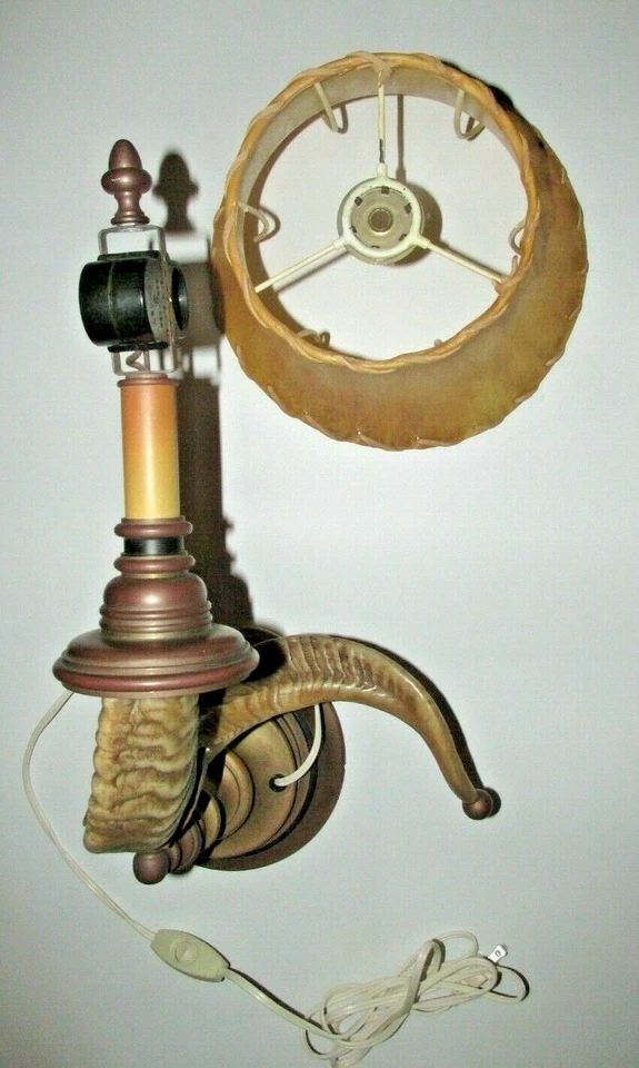Aplique de pared Chapman Rams Horn con pantalla de lámpara de cuero crudo Foto 3 de 4
