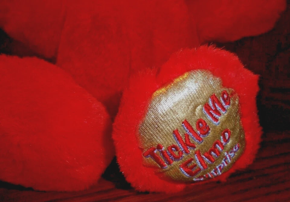 Peluche parlante Sesame Street Tickle Me Elmo Surprise 13" 2000 Fisher Price 554 Foto 2 de 4