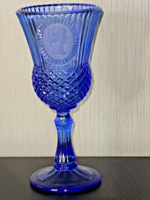 Seltenes Martha Washington Kobalt nach rechts gerichtetes blaues langstieliges Glas von Fostoria 