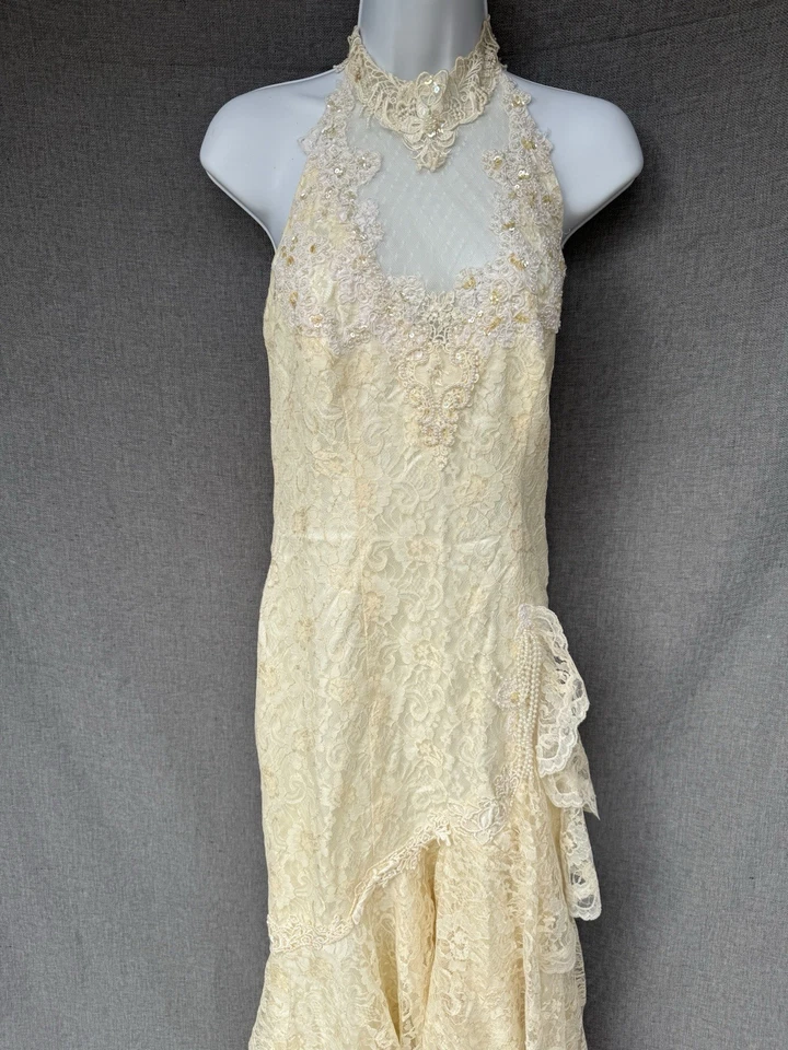 Vestido de novia vintage de encaje pequeño (6?) Tren halter con cuentas marfil sin mangas Foto 3 de 4