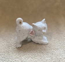 Pre Owned Vintage Beautiful White Persian Cat With Pink Flower Figurine