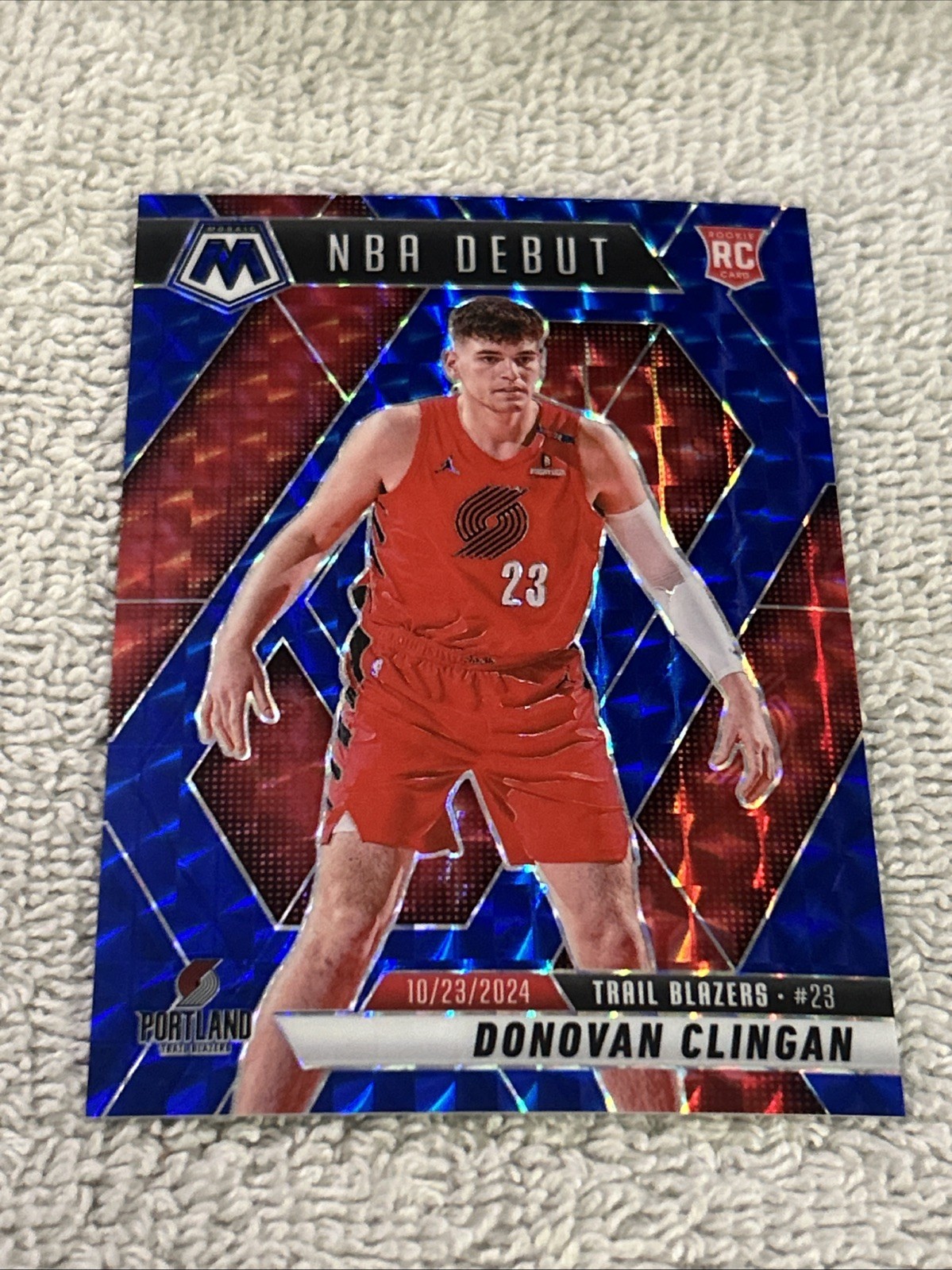 DONOVAN CLINGAN 2024-25 MOSAIC ROOKIE NBA DEBUT BLUE PRIZM RC /199