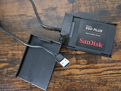 SanDisk Plus SSD 2 TB, SATA 6 Gbps, 2,5 Zoll intern & extern mit UGREEN Adapter