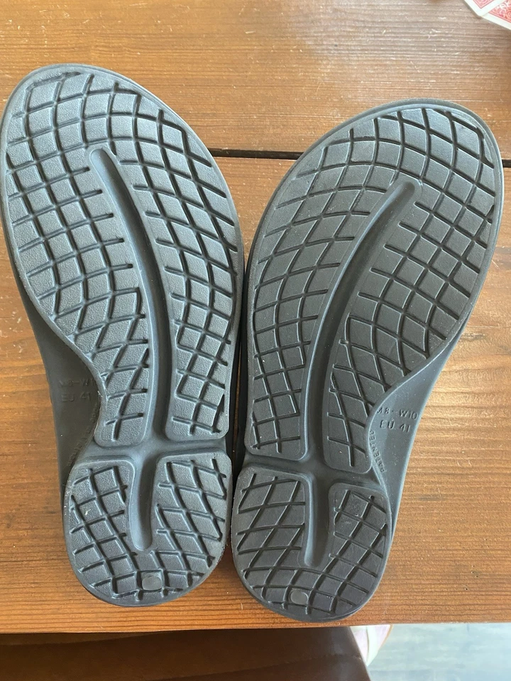 OOFOS Slip On Sandals Size 8 (men) Size 10 (women) Black Paisley Floral - Image 4 of 4