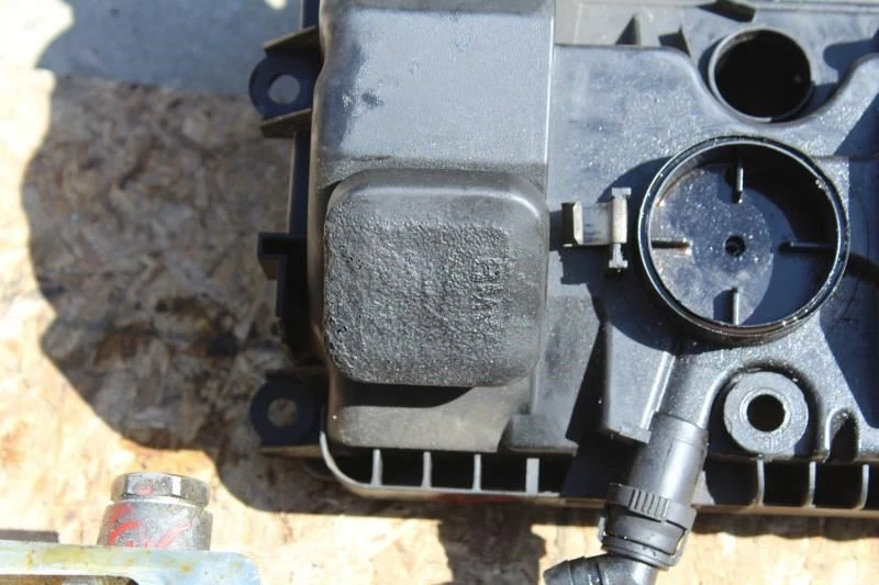 2007 BMW 550i E60 RIGHT PASSENGER SIDE MOTOR ENGINE CYLINDER HEAD 7540320 - Image 4 of 4