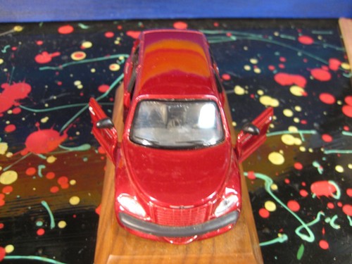 Chrysler PT Cruiser 1:32 Die-Cast Model Car on Bruce Fox hardwood trophy base - Imagen 4 de 5