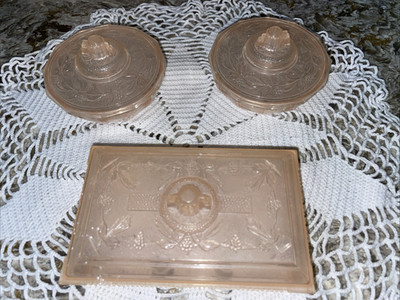 VINTAGE PINK PLASTIC DRESSER VANITY SET OF 3 PIECES W LIDS ~ NICE DETAILS ~ RARE