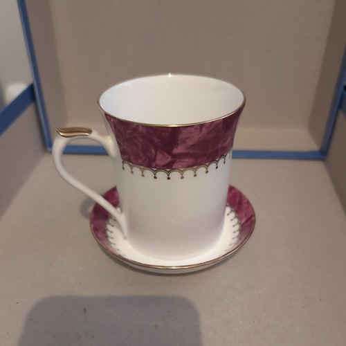 Queens "Symphony" Weiß & Burgund Bone China Tasse Untertasse
