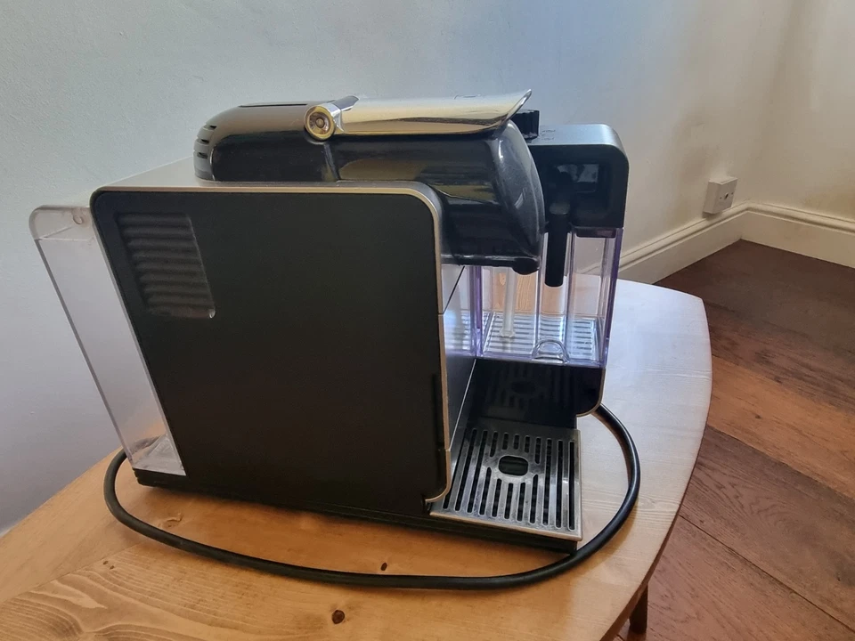 De'longhi Nespresso Lattissima Touch Single Serve Capsule Coffee Machine, photo 2 of 5