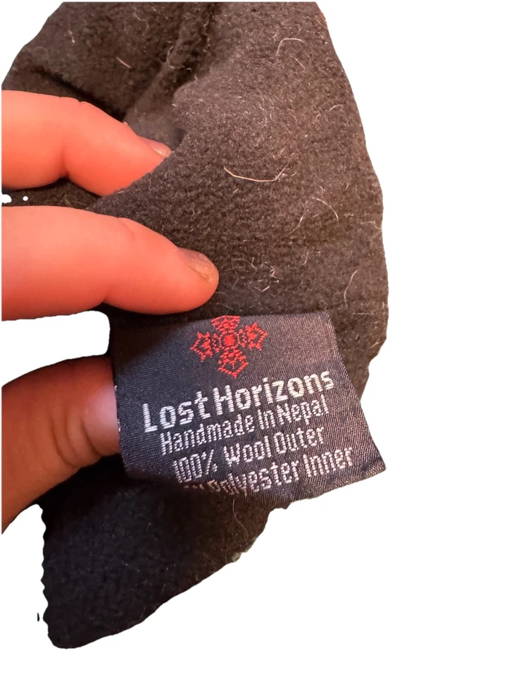 Gorro de lana Lost Horizons hecho a mano en Nepal bordado flores línea polar Foto 3 de 3