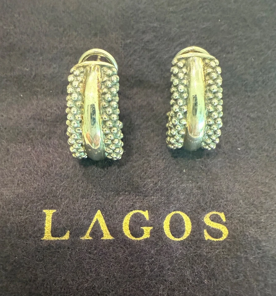 Pendientes de aro Huggie de plata con caviar de Lagos Signature Foto 2 de 4