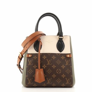 are louis vuitton bolsas real leather