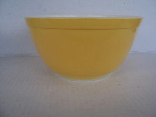 Vintage Pyrex Yellow  402 1 1/2 Quart Nesting Mixing Bowl - EXCELLENT CONDITION