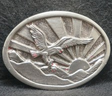 XC19126 VINTAGE 1970s EAGLE FLYING NATURE ARTWORK MENS PEWTER BELT BUCKLE