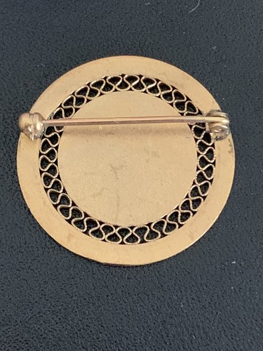 PIN BROCHE REDONDO TONO DORADO "HB" GRABADO CON MONOGRAMA VINTAGE - Imagen 4 de 4