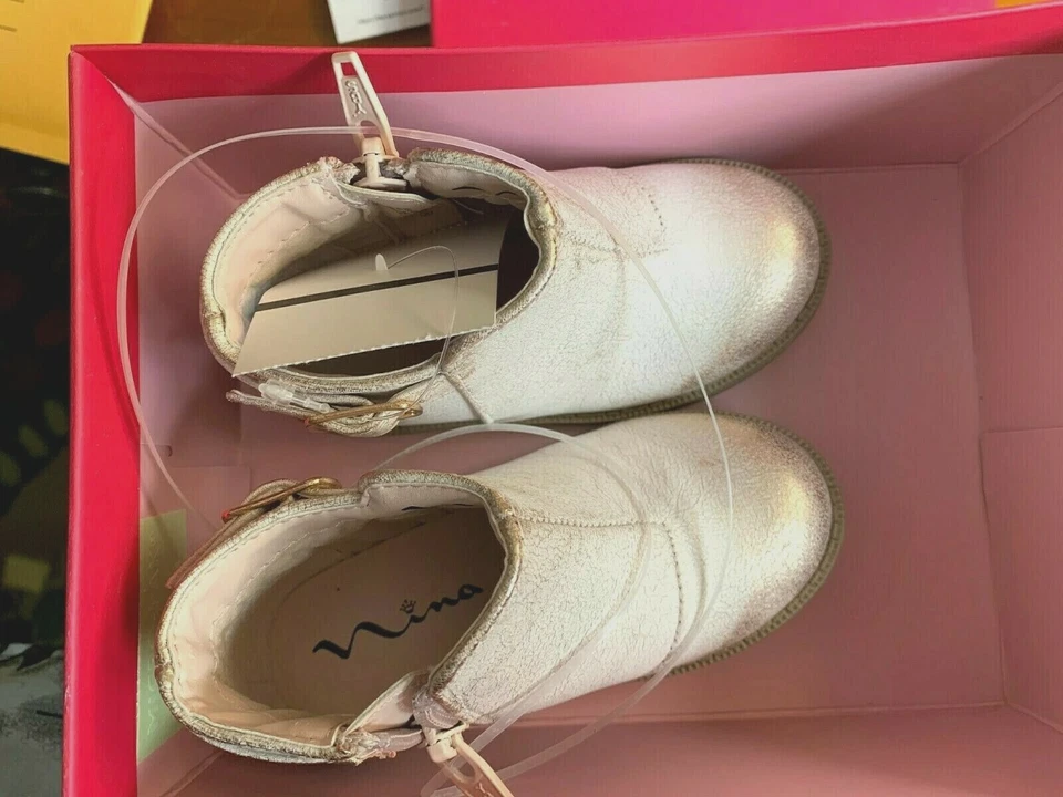 NOVO! BOTA BOTA CURTA NINA - METAL OURO ROSA - MENINA 6T - MSRP $49 - Imagem 3 de 3