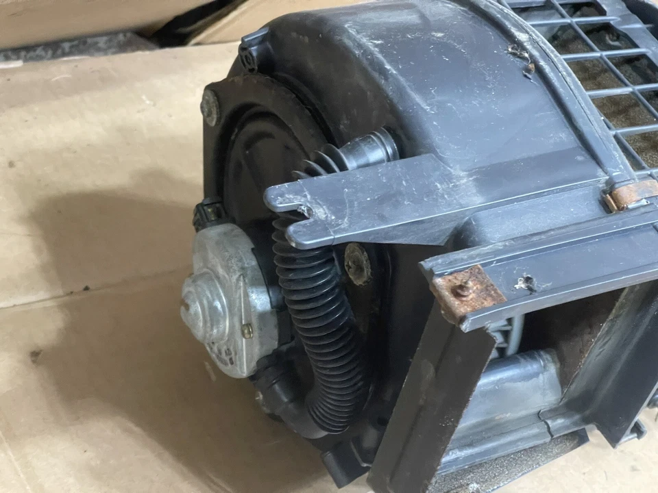 Carcasa del motor del soplador 87130-90A01 OEM 1980-1987 Toyota Land Cruiser BJ60 FJ60 Foto 3 de 4