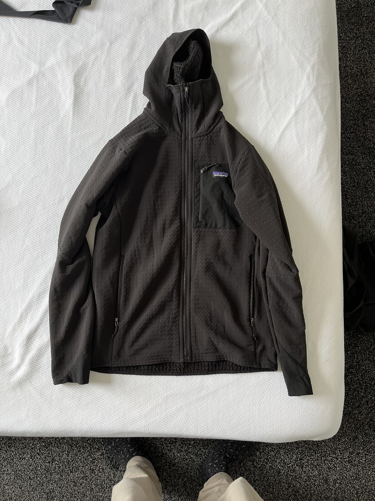 Sudadera con capucha Patagonia R2 Techface - negra, mediana