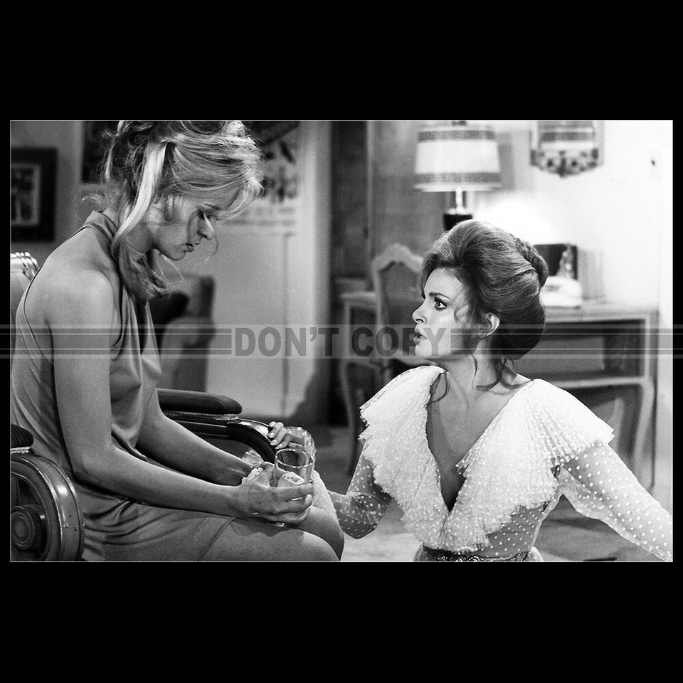 Photo F.015038 RAQUEL WELCH & FARRAH FAWCETT (MYRA BRECKINRIDGE) 1970 - Photo 1/1