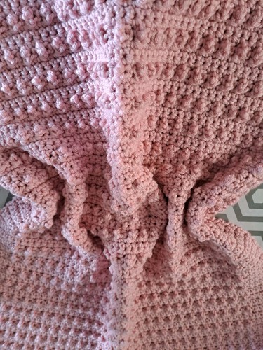 Neue handgefertigte gehäkelte klobige Babydecke, 26 x 34" Atemberaubendes Altrosa - Bild 3 von 4