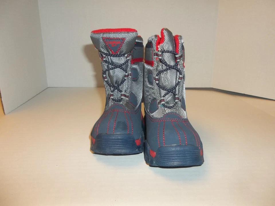 OshKosh B’gosh Niño Pequeño Sin Cordones Nieve Invierno Botas, Azul/Plateado/Rojo Talla 7 Foto 2 de 4