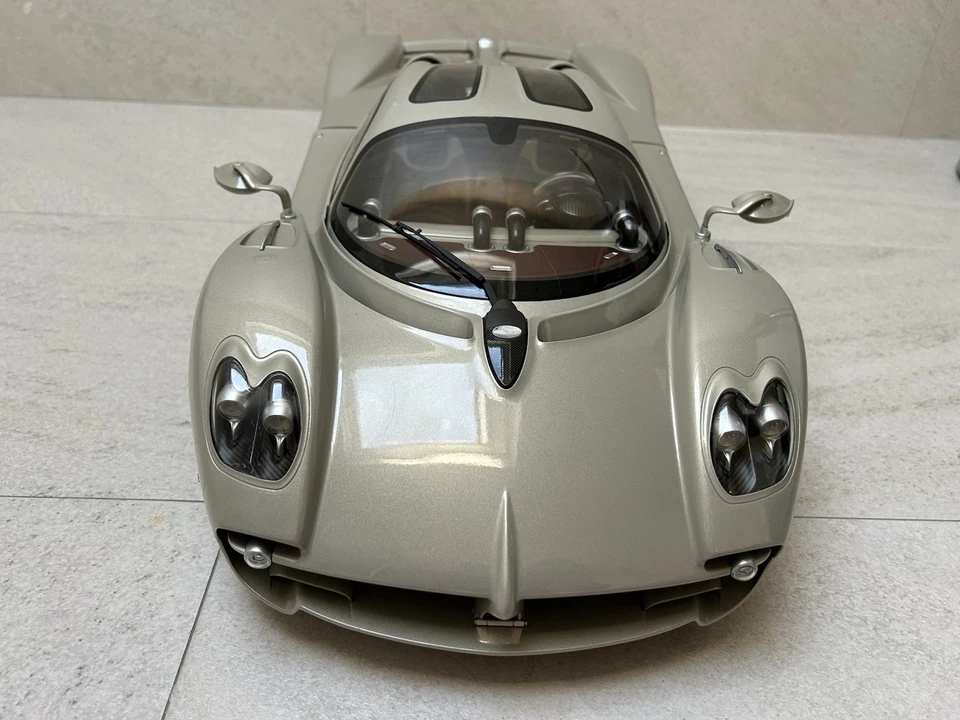 Pocher 1/8 Pagani Utopia - Immagine 2 di 4