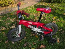erstes Kinderfahrrad, rot