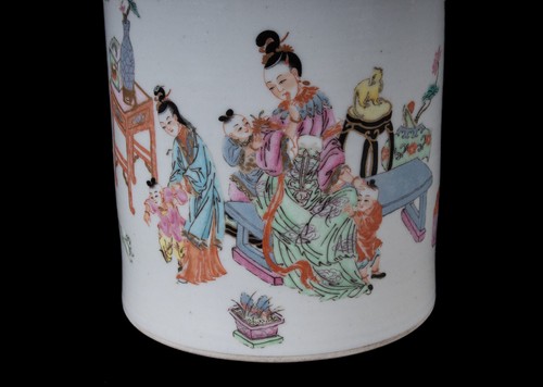 Ein Famille Rose Porzellan Pinseltopf im Stil des 18. Jh., China, 19. Jh., Qing - Bild 3 von 13