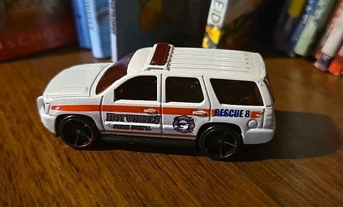 Hot Wheels 2007 Chevy Tahoe Fire Dept Rescue 8 1:64 Diecast Car - Picture 3 of 7