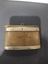 Stara puszka tytoniu do tabaki, puszka do tabaki z metalowymi okuciami. Róg, stary, antyczny, tytoń